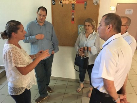 חברי המשלחת ומארחיהם בבית הספר שייבר. צילום: משלחת קקל